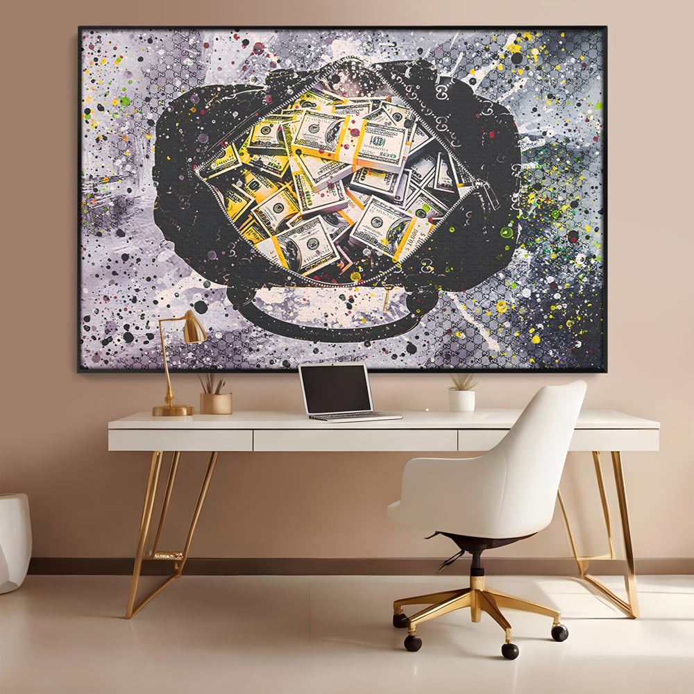 Tablou canvas cu pictura valiza plina cu dolari, in rama de aluminiu negru, pe perete intr-un birou